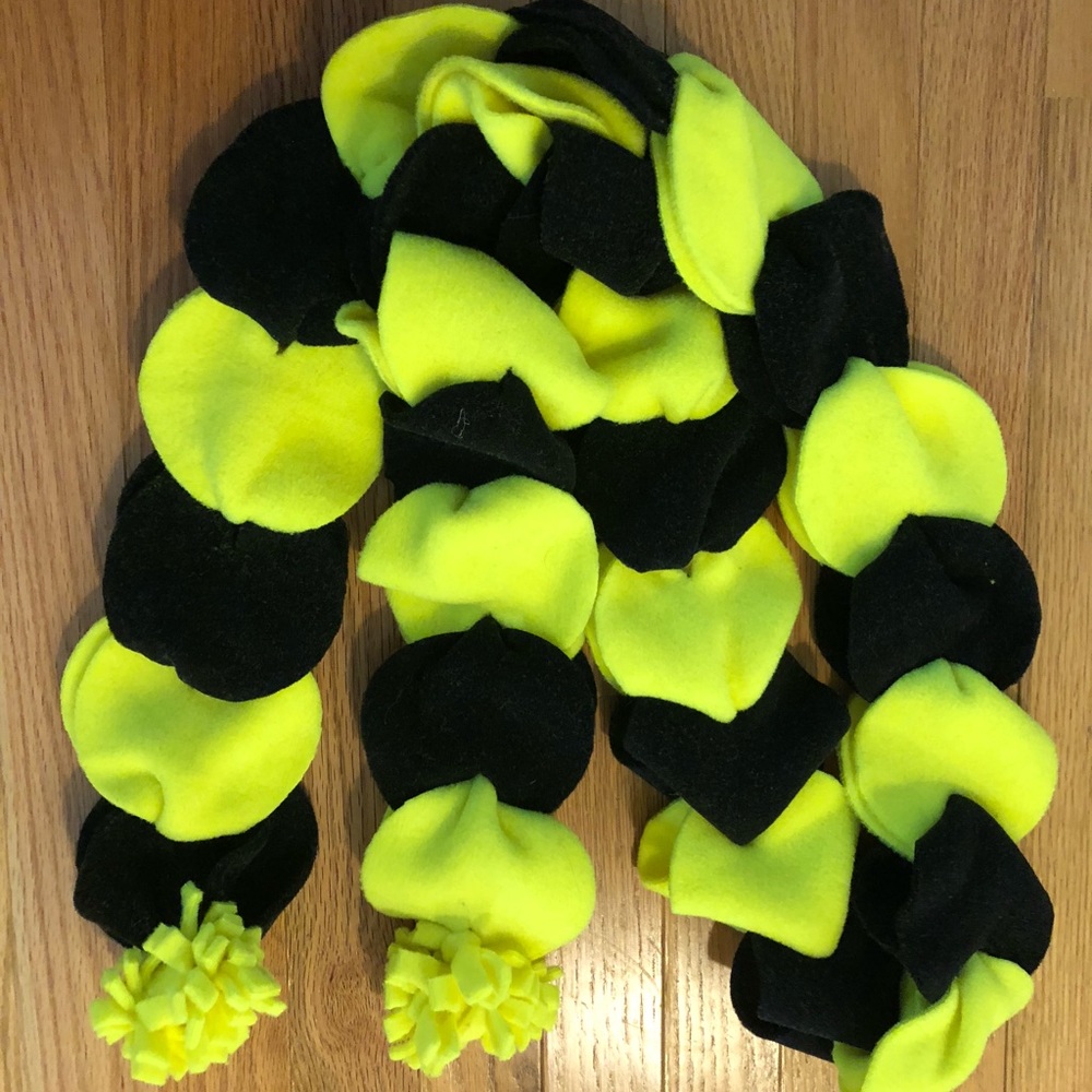 🆕 Fleece Yellow/Black “Chainlink” Scarf